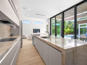 290 NW 48th St, Miami FL 33127