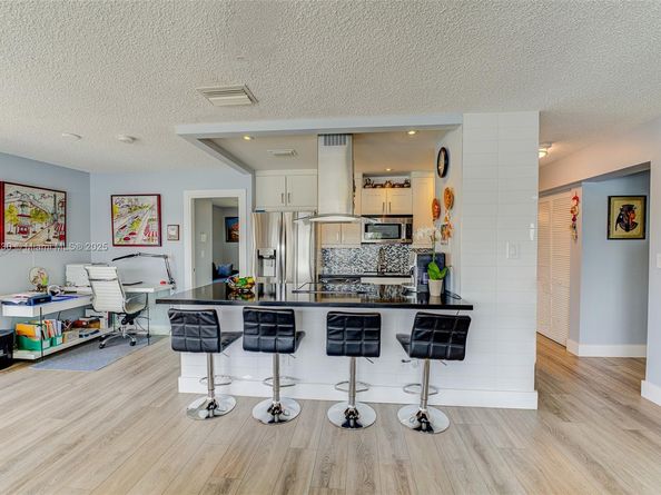 126 Golden Isles Dr 34A, Hallandale Beach FL 33009