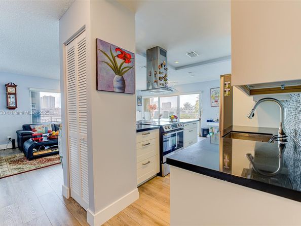 126 Golden Isles Dr 34A, Hallandale Beach FL 33009