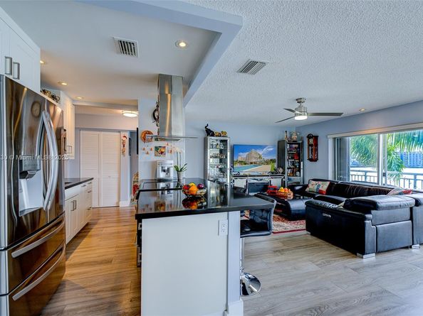 126 Golden Isles Dr 34A, Hallandale Beach FL 33009