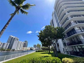 1000 Parkview Dr 129, Hallandale Beach FL 33009