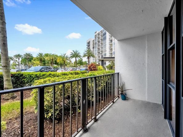 1000 Parkview Dr 129, Hallandale Beach FL 33009