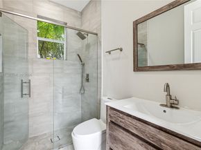 1371 Victoria Isle Dr, Weston FL 33327