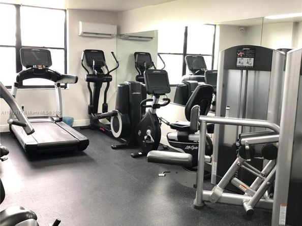 919 Hillcrest Dr 704, Hollywood FL 33021