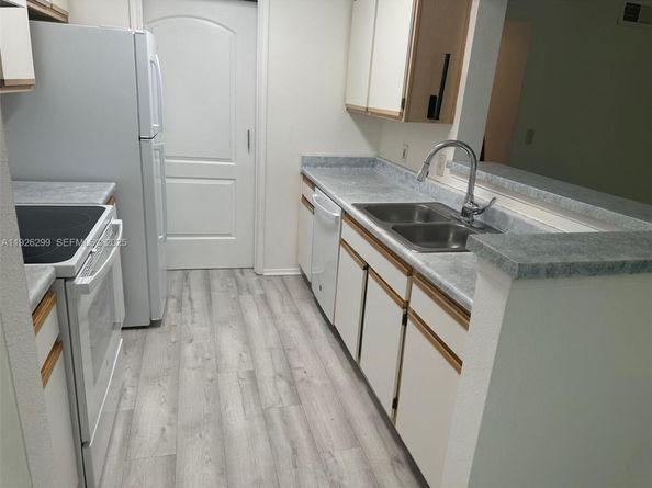 2420 NW 33rd St 1011, Oakland Park FL 33309