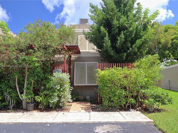 11060 N Lakeview Dr, Pembroke Pines FL 33026