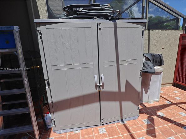 11060 N Lakeview Dr, Pembroke Pines FL 33026