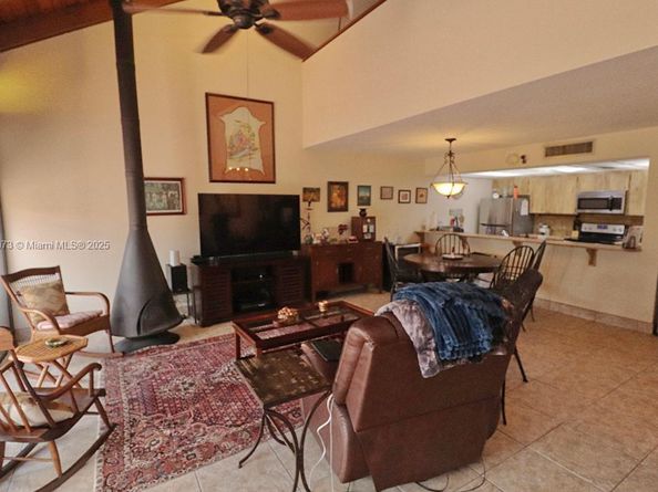 11060 N Lakeview Dr, Pembroke Pines FL 33026