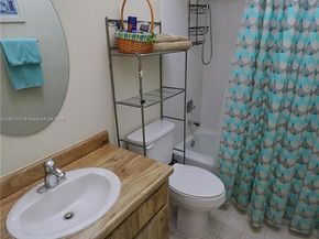 11060 N Lakeview Dr, Pembroke Pines FL 33026