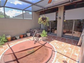 11060 N Lakeview Dr, Pembroke Pines FL 33026