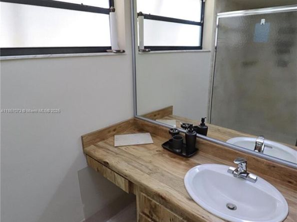 11060 N Lakeview Dr, Pembroke Pines FL 33026