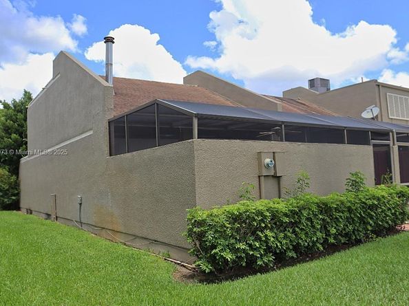 11060 N Lakeview Dr, Pembroke Pines FL 33026