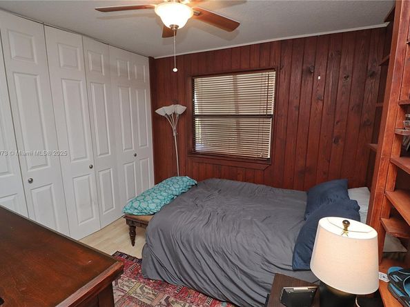 11060 N Lakeview Dr, Pembroke Pines FL 33026