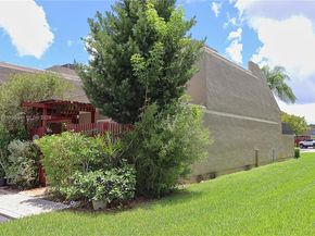 11060 N Lakeview Dr, Pembroke Pines FL 33026