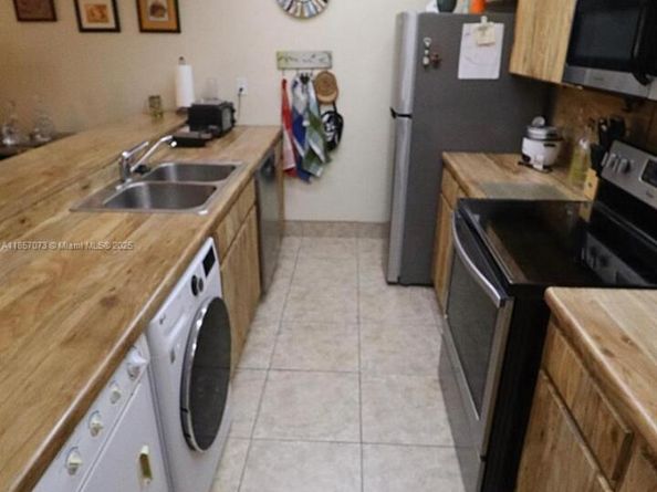 11060 N Lakeview Dr, Pembroke Pines FL 33026