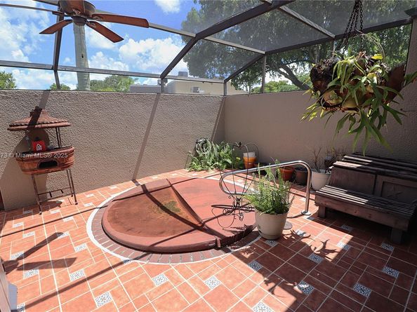 11060 N Lakeview Dr, Pembroke Pines FL 33026