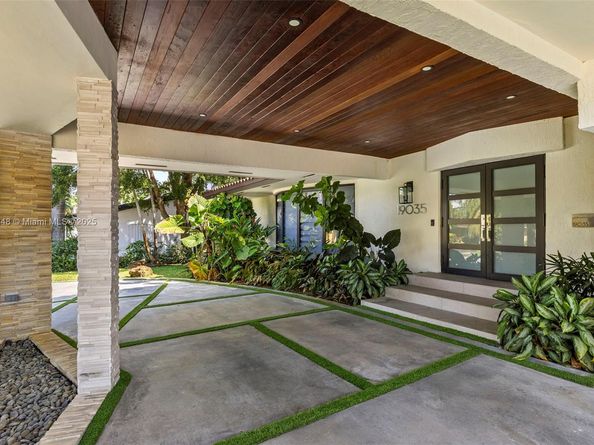 19035 E Saint Andrews Dr, Hialeah FL 33015