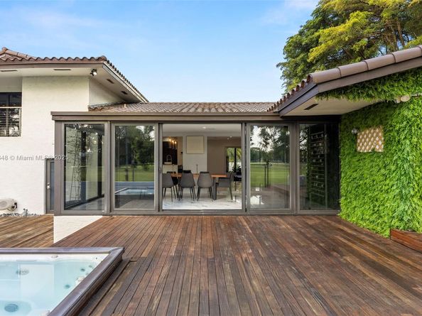 19035 E Saint Andrews Dr, Hialeah FL 33015