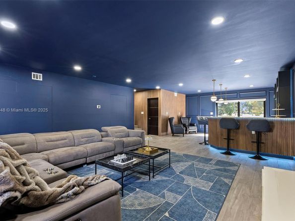 19035 E Saint Andrews Dr, Hialeah FL 33015