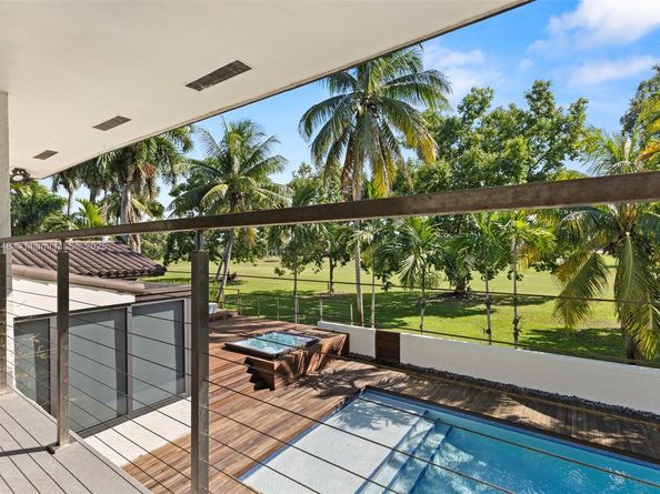 19035 E Saint Andrews Dr, Hialeah FL 33015