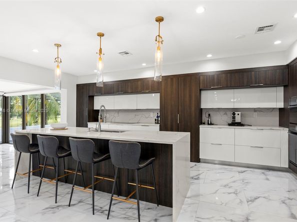 19035 E Saint Andrews Dr, Hialeah FL 33015