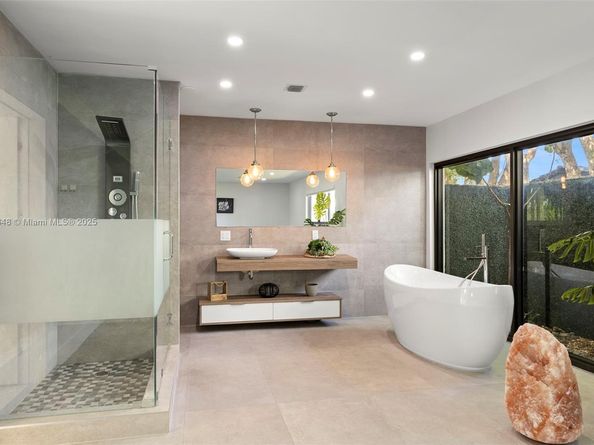 19035 E Saint Andrews Dr, Hialeah FL 33015