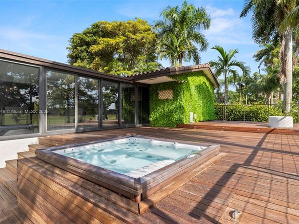 19035 E Saint Andrews Dr, Hialeah FL 33015