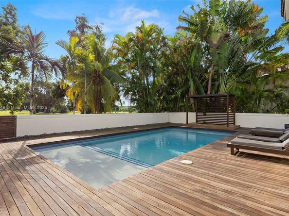 19035 E Saint Andrews Dr, Hialeah FL 33015