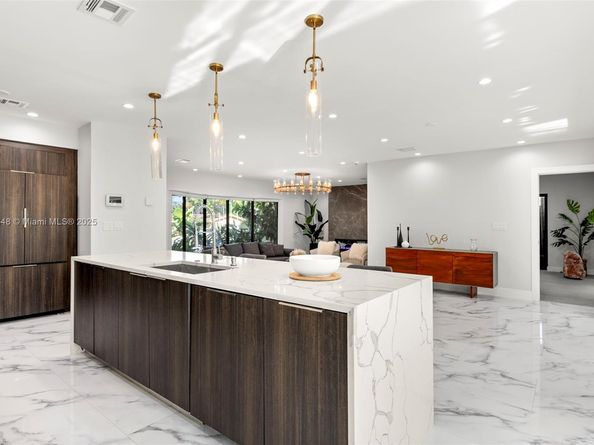 19035 E Saint Andrews Dr, Hialeah FL 33015