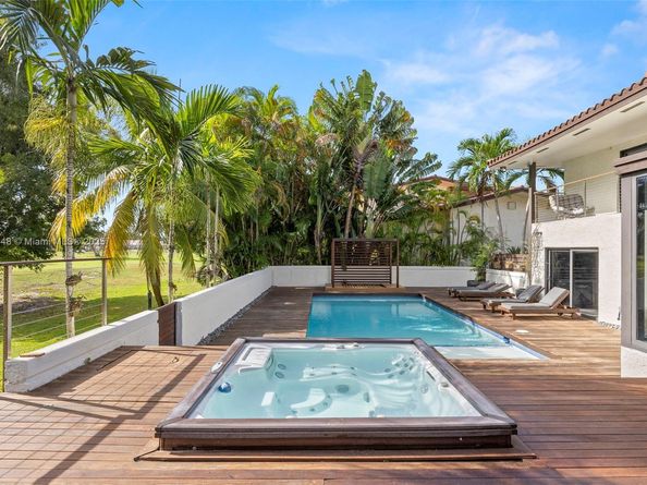 19035 E Saint Andrews Dr, Hialeah FL 33015