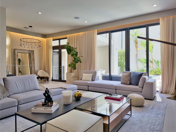 8162 NW 48th Ter, Doral FL 33166