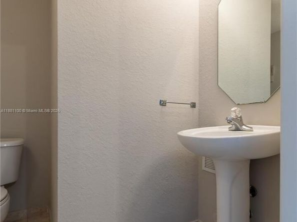 8069 NW 108th Pl, Doral FL 33178