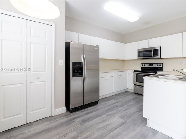 8069 NW 108th Pl, Doral FL 33178