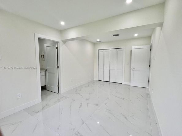1011 NW 89th St, Miami FL 33150
