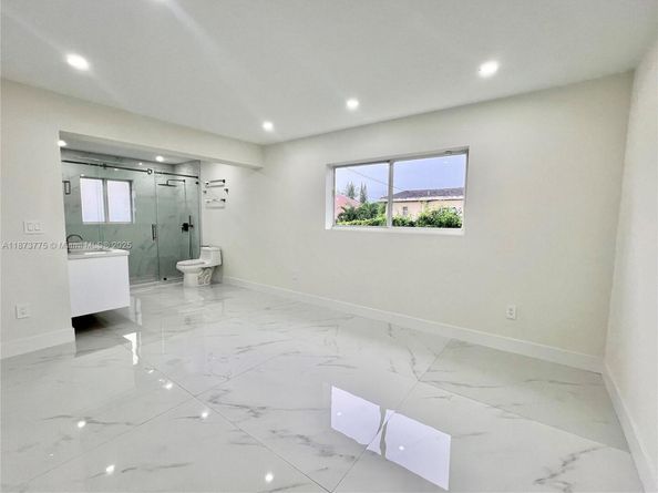 1011 NW 89th St, Miami FL 33150