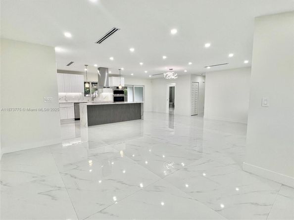 1011 NW 89th St, Miami FL 33150