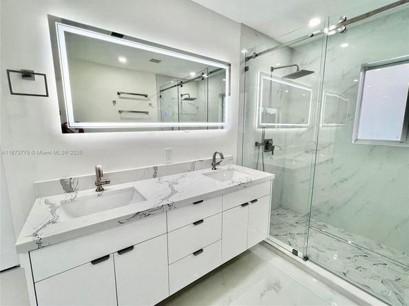 1011 NW 89th St, Miami FL 33150