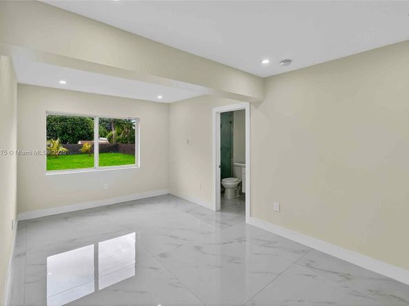 1011 NW 89th St, Miami FL 33150