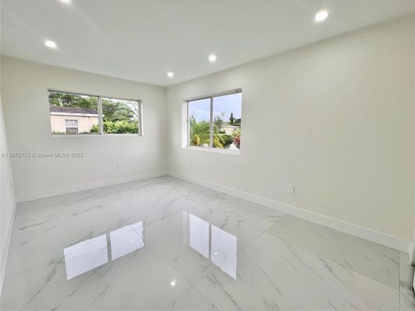 1011 NW 89th St, Miami FL 33150