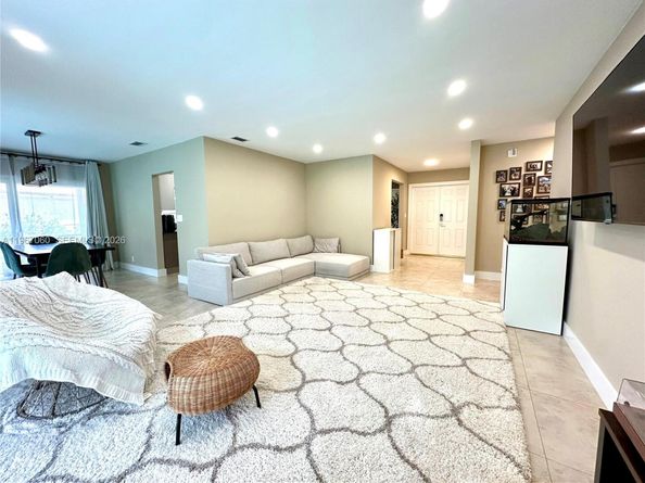 8203 NW 37th St, Coral Springs FL 33065