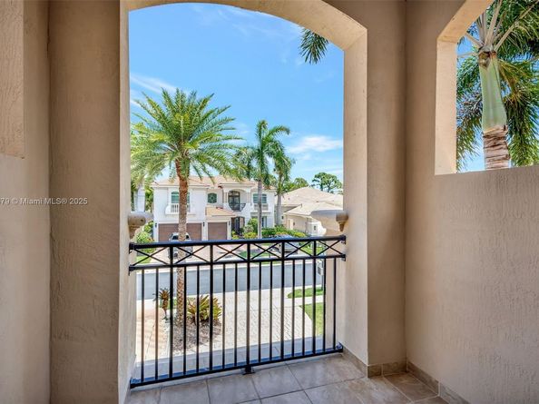 333 Charroux Dr, Palm Beach Gardens FL 33410