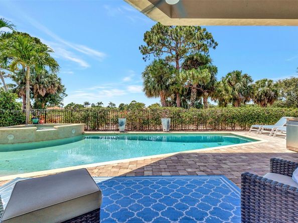 333 Charroux Dr, Palm Beach Gardens FL 33410