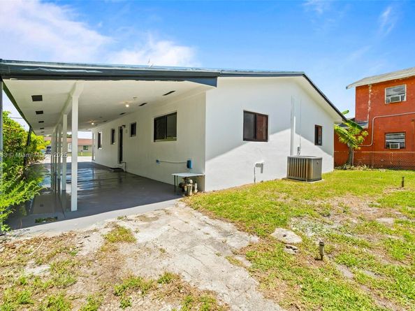 5204 SW 19th St, West Park FL 33023