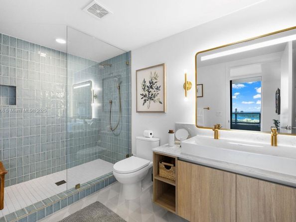 Undisclosed Address #A11921068, Miami FL 33132