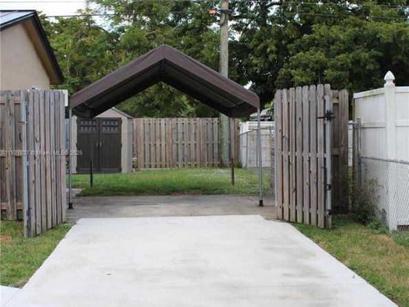 1715 N 59th Ave, Hollywood FL 33021