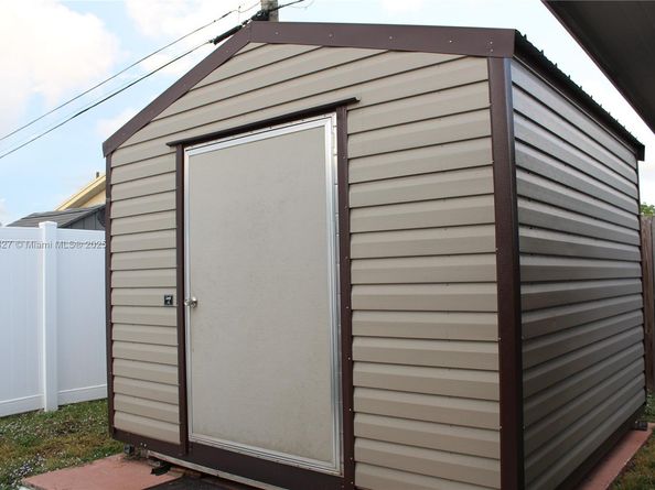 1715 N 59th Ave, Hollywood FL 33021