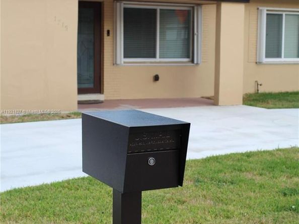 1715 N 59th Ave, Hollywood FL 33021