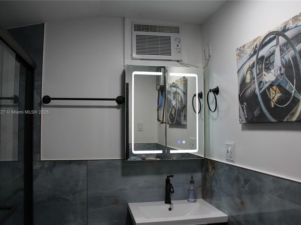 1715 N 59th Ave, Hollywood FL 33021