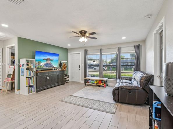 151 NW 20th St, Pompano Beach FL 33060