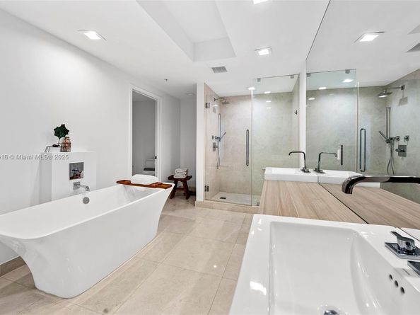 17111 Biscayne Blvd 606, North Miami Beach FL 33160